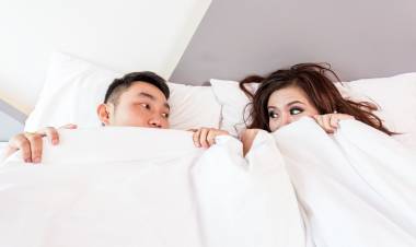Posisi Tidur Pasangan Suami Istri yang Jarang Diketahui, Intip Artinya Yuk!