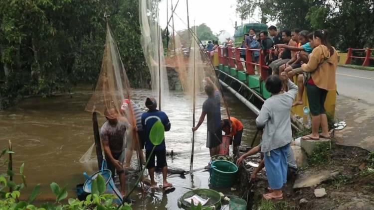 Para Pencari Ikan, Meraup Untung Dari Banjir